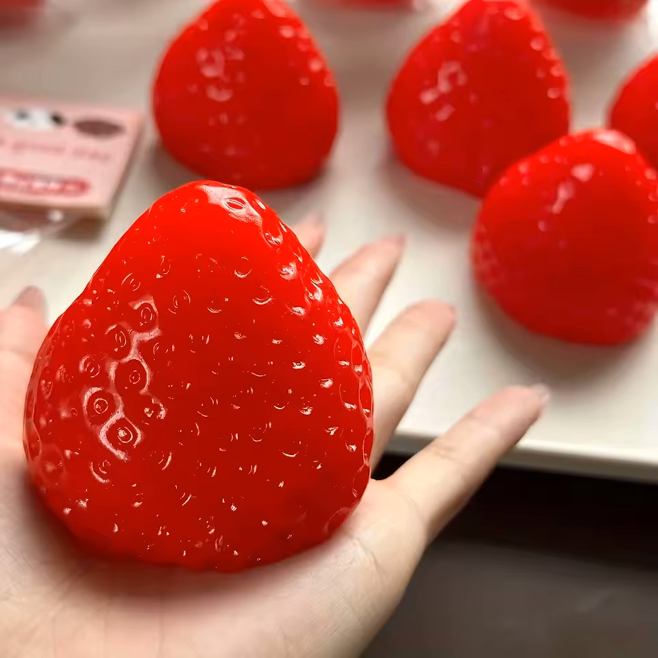 Squishy Big Strawberry Squeeze - Kids Toys Entertainer recension och pris